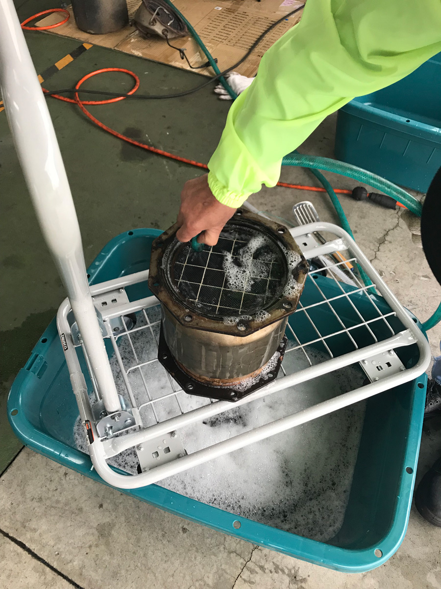 DPF洗浄中_仙台喜多運輸_DPクリーン事業部